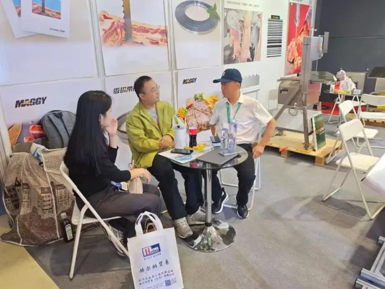 Shark Tools staff explaining food cutting solutions to a customer at booth